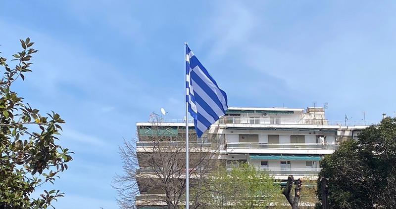  Μια μεγάλη Ελληνική σημαία «κυματίζει» έξω από το Διοικητήριο (φωτογραφίες)