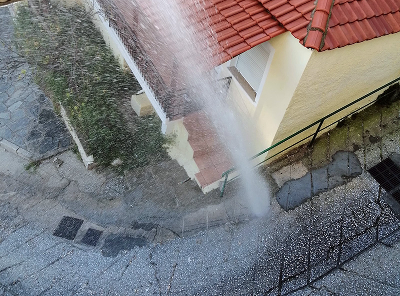  Εντυπωσιακός πίδακας νερού στην οδό Κόδρου (video)