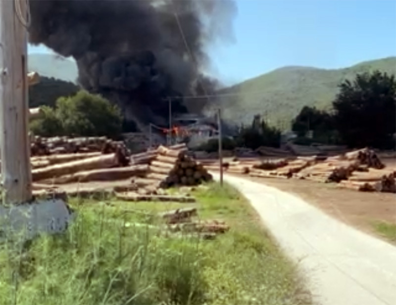  Φωτιά σε αποθήκη ξυλείας στο Κοκκινόχωμα (video)