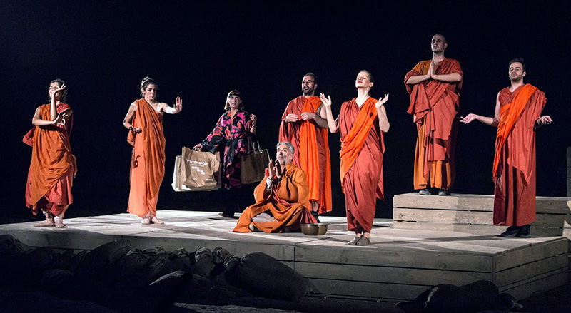  «Τα αγάλματα περιμένουν» του Ανδρέα Φλουράκη, σε σκηνοθεσία Κυριακής Σπανού στο Αρχαίο Θέατρο Φιλίππων