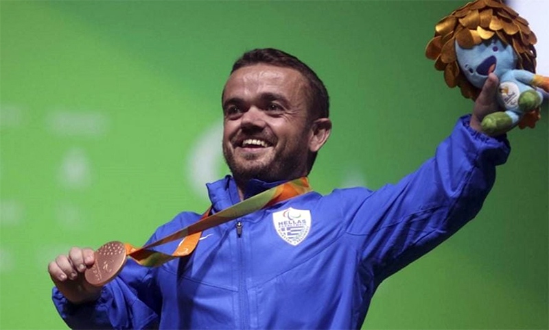 O Κώστας Βακιρτζής συγχαίρει το Δημήτρη Μπακοχρήστο για το χάλκινο μετάλλιο στους Παραολυμπιακούς Αγώνες του Τόκιο