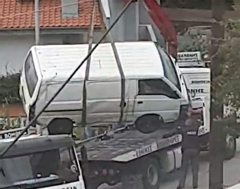  Απομακρύνθηκε το φορτηγάκι από την είσοδο σπιτιού στο Παληό (video)