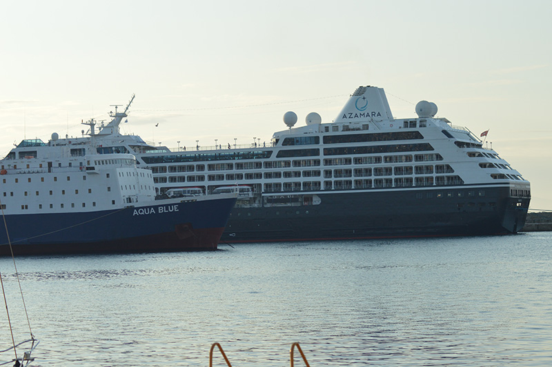  Aqua Blue και Azamara δίπλα δίπλα στο κεντρικό λιμάνι