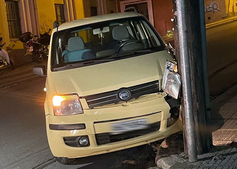  Επιβατικό αυτοκίνητο «σταμάτησε» σε κολώνα της ΔΕΗ λόγω βλάβης στα φρένα (φωτογραφίες)