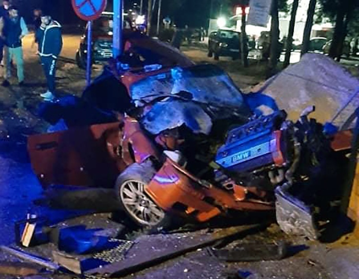  Θάσος: Ό,τι απέμεινε από επιβατικό αυτοκίνητο που προσέκρουσε σε κολώνα φωτισμού – Δύο ελαφρά τραυματίες (φωτογραφίες)
