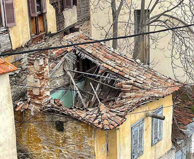  Νέα κατάρρευση της στέγης σε επικίνδυνη κατοικία στην οδό Δράκοντος- Αθώος ο ιδιοκτήτης διατηρητέας οικίας που κατέρρευσε