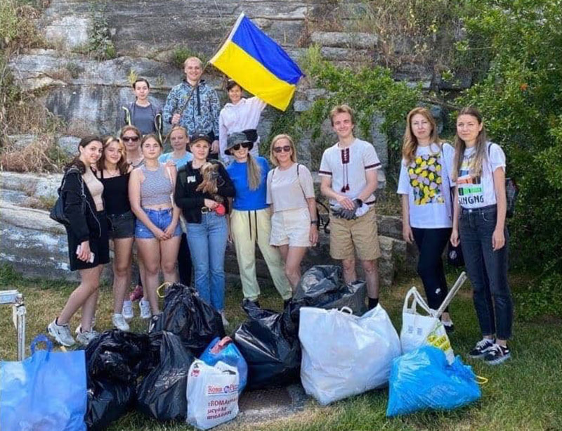  Καβάλα: Ουκρανοί πρόσφυγες ανταποδίδουν τη φιλοξενία με εθελοντική εργασία καθαριότητας (φωτογραφίες)