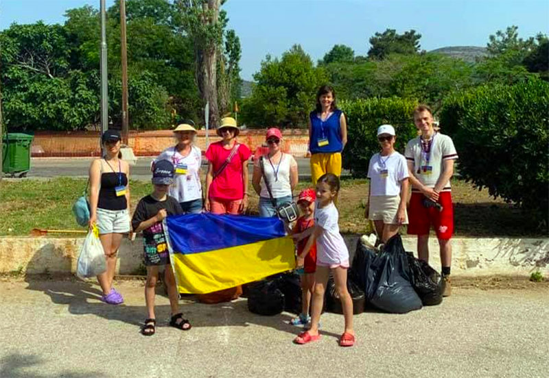  Οι Ουκρανοί πρόσφυγες που διαμένουν στην Καβάλα καθάρισαν (και) την παραλία Περιγιαλίου (φωτογραφίες)