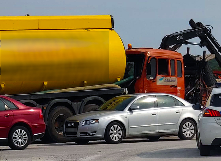  Σύγκρουση φορτηγών στον κόμβο του Αγίου Ανδρέα