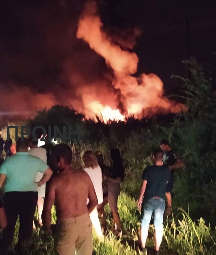  Φωτιά στο σημείο της πτώσης του αεροπλάνου- Έσπευσαν πολίτες, ακούγονται εκρήξεις (videos)