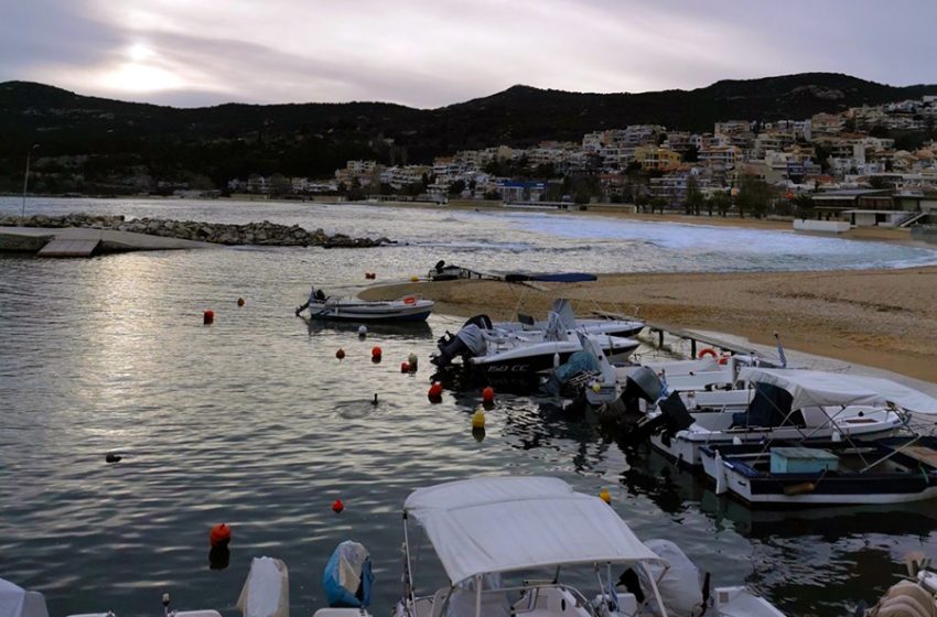  Ρυμουλκήθηκε ακινητοποιημένη βάρκα στο λιμανάκι της Καλαμίτσας
