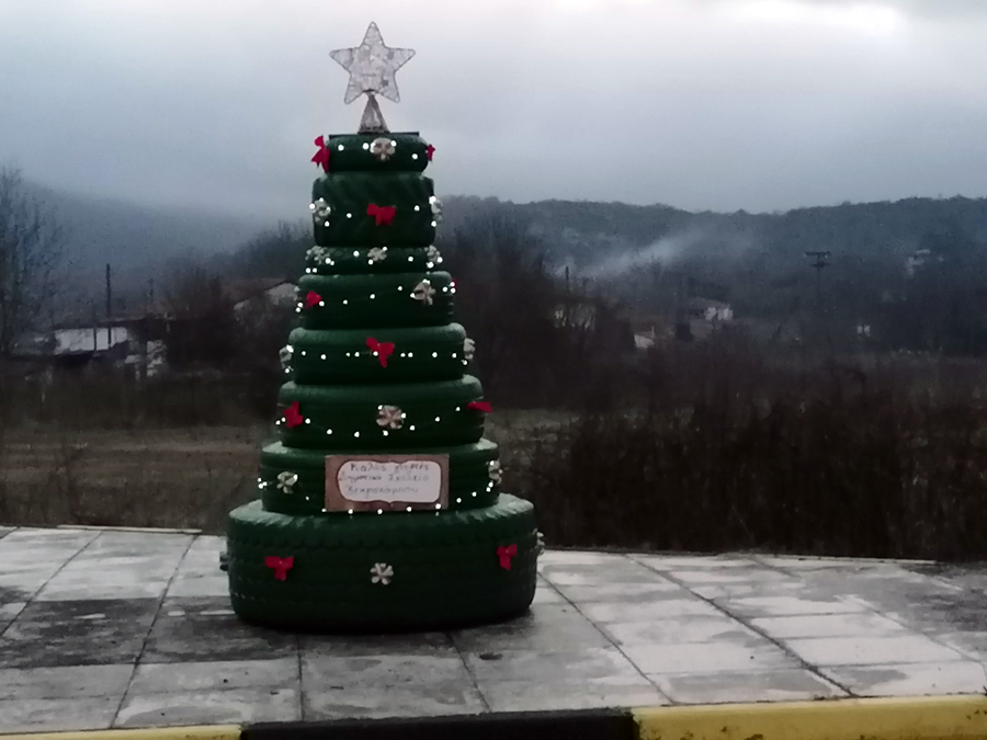  Ένα πρωτότυπο χριστουγεννιάτικο δέντρο δημιούργησαν οι μαθητές στον Κεχρόκαμπο (φωτογραφίες)
