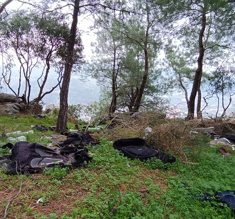  Παλιά ρούχα, σκουπίδια και ταξιδιωτικός εξοπλισμός πεταμένα στο περιαστικό δάσος