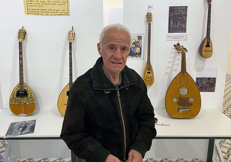  Ο Τ. Καλογιάννης εκθέτει  στη Μ. Λέσχη παραδοσιακά μουσικά όργανα που κατασκευάζει ο ίδιος