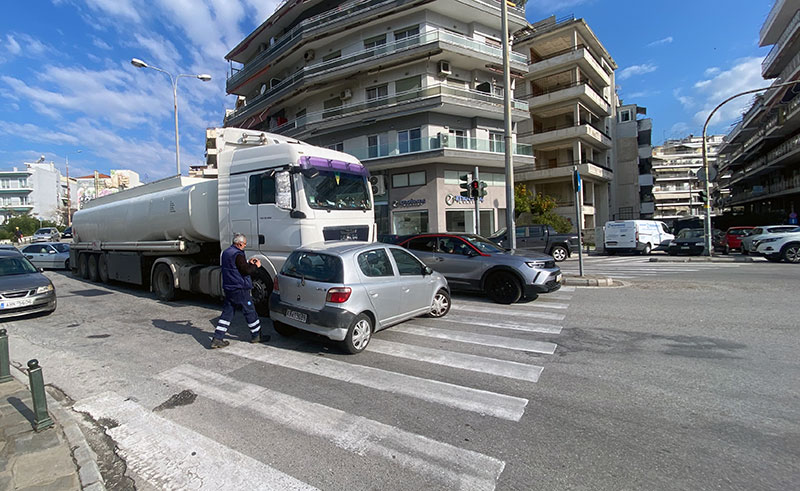  Φορτηγό συγκρούστηκε με επιβατικό στον κόμβο Φαλήρου