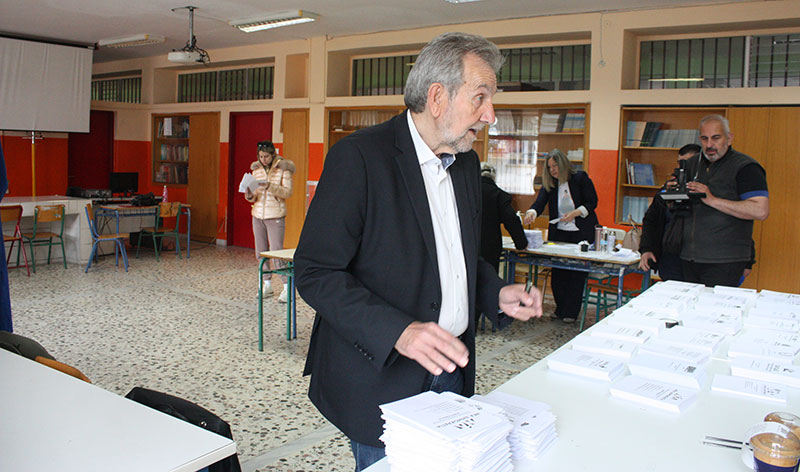  ΑμεΑ ψηφίζει στην αυλή του 12ου και η διαμαρτυρία Εμμανουηλίδη για τη σειρά των ψηφοδελτίων  