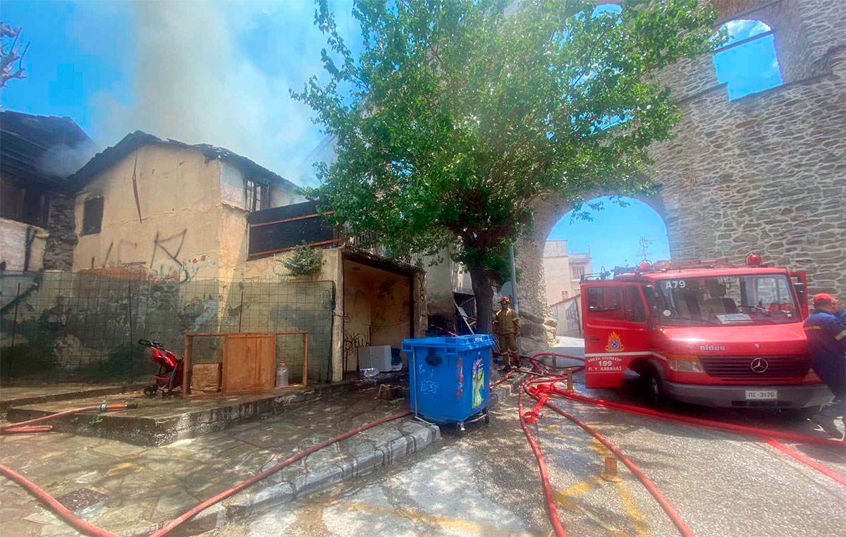  Καίγεται παλαιό σπίτι στις Καμάρες (φωτογραφίες-video)