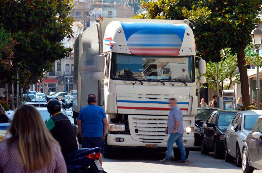  Φορτηγό «μπλόκαρε» την Ομόνοια προκαλώντας σοβαρό κυκλοφοριακό πρόβλημα (φωτογραφίες)