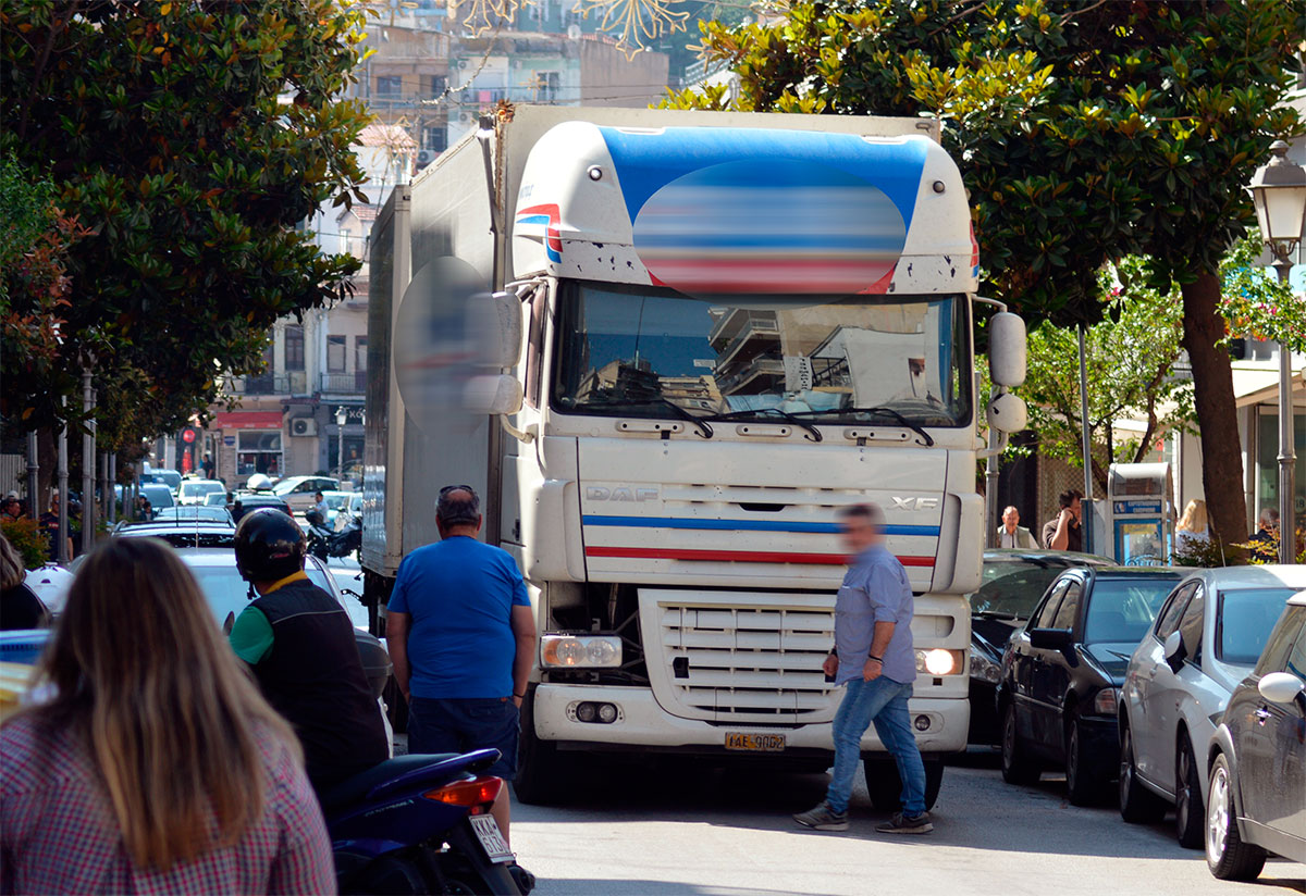  Φορτηγό «μπλόκαρε» την Ομόνοια προκαλώντας σοβαρό κυκλοφοριακό πρόβλημα (φωτογραφίες)