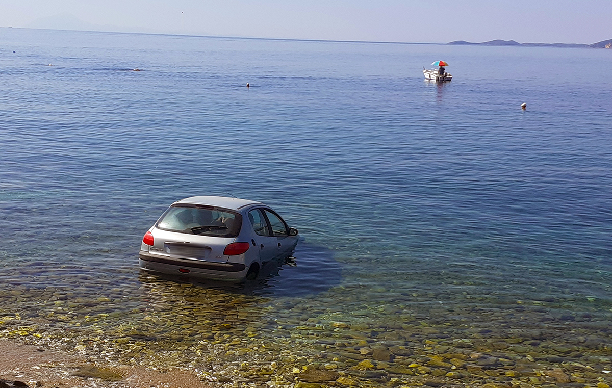  Επιβατικό αυτοκίνητο βρέθηκε μέσα στη θάλασσα! (φωτογραφίες)