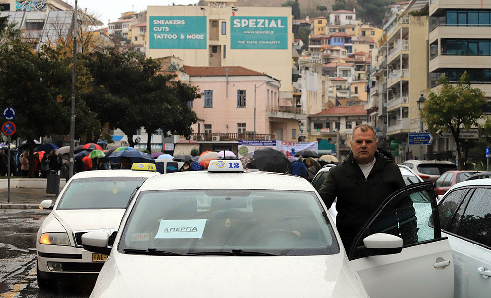  Κριτική στο Δήμαρχο για τις πιάτσες Ταξί σε παλιά Δικαστήρια- πλατεία Καπνεργάτη