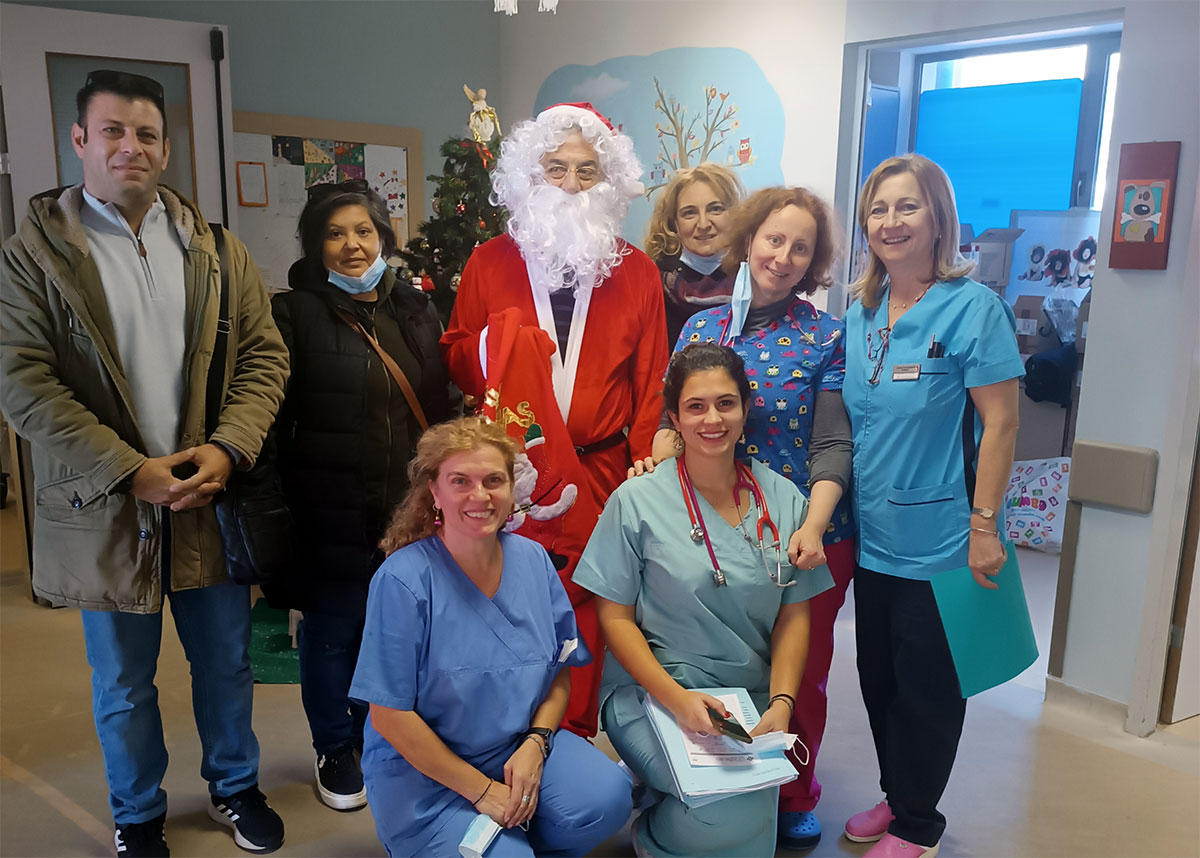  Ο Άγιος Βασίλης μοίρασε δώρα και χαμόγελα στα παιδιά της παιδιατρικής του νοσοκομείου (φωτογραφίες)