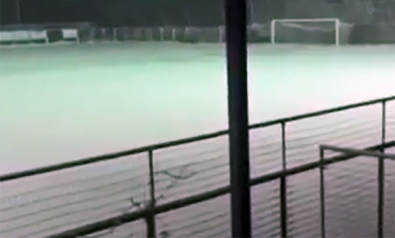  Χιονισμένο το γήπεδο του Αετού Βαρβάρας – Πιθανή η αναβολή του αυριανού αγώνα του ΑΟΚ (video)