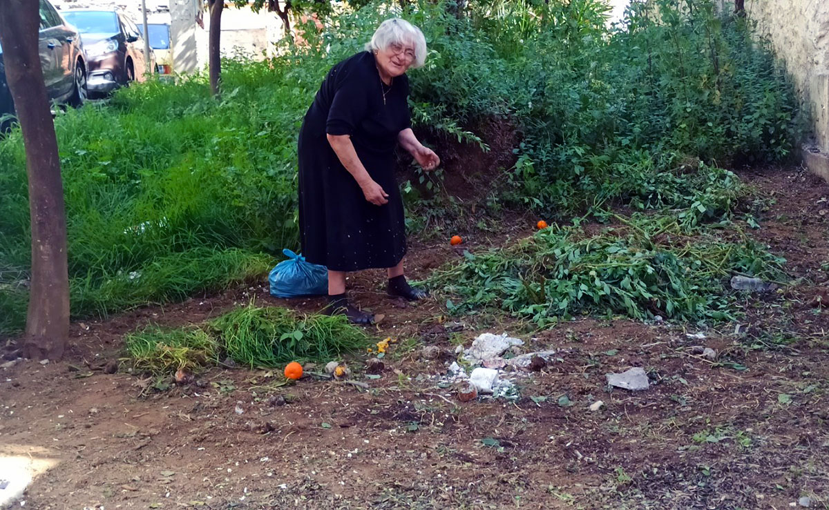  86χρονη καθάρισε τα χόρτα κοντά στο σπίτι της!