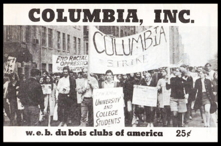 Beth Massey, κρατώντας πανό, σε μια διαδήλωση για την υπεράσπιση της απεργίας στο Κολούμπια, 1968. (Εικόνα που κυκλοφόρησε από CC BY-SA 3.0, https://en.wikipedia.org/w/index.php?curid=28812092)
