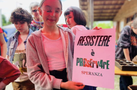 Φλωρεντία, 25 Απριλίου 2024: στο κοινωνικό κέντρο Il Pozzo, εργαστήριο τυπογραφίας κινητών χαρακτήρων: η καθεμία και ο καθένας τύπωσε μια αφίσα που καθόριζε την πράξη της αντίστασης. Elena Barthel